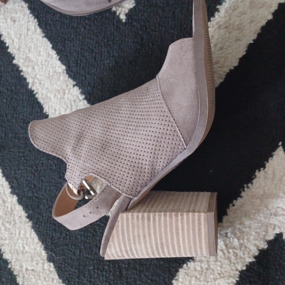 Super cute peep toe booties - Picture 2 of 3